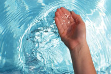 Wasserproblem bei Ihrem Schwimmbecken. Wir helfen mit  Delphin Pflegeprodukte.