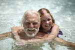 Schwimmen im klaren Wasser bringt Erholung.
