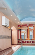Ein Hallenbad mit einer Alkor Folie ausgekleidet. An der Wand der Entfeuchter Kaut 5010